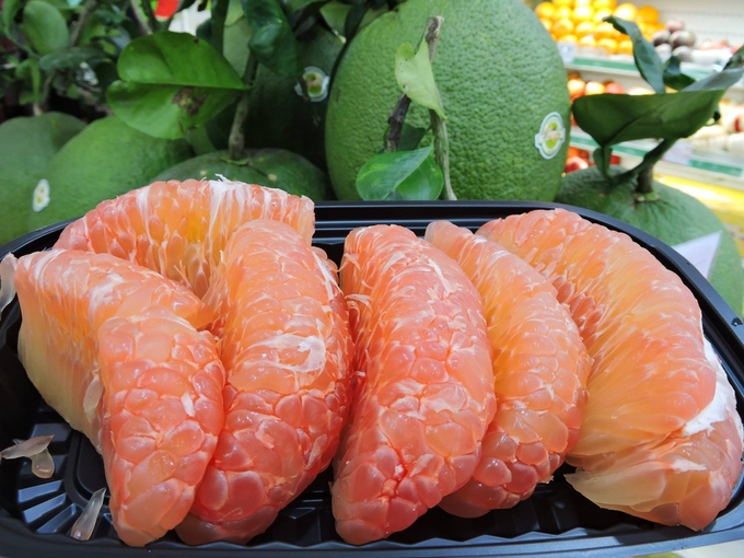 xnclzyx-2048x1536-161616_596.jpg Tiêu chuẩn cơ sở ngành hàng bưởi da xanh Bến Tre phải cao hơn tiêu chuẩn quốc gia do đó là thương hiệu, là uy tín của địa phương. Ảnh: TL.